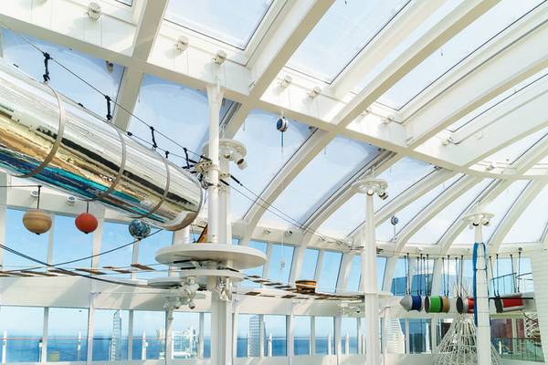 The three-layer, transparent ETFE foil cushions span over the pool and leisure areas of the activity decks of the AIDA.