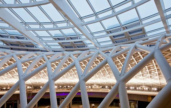 All together seele installed 600sqm insulating glass and 1.200t stainless steel for the train station King's Cross in London.