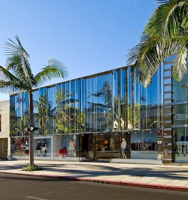Zehn vertikale Fassadenelemente, die abwechselnd mit gerader und zickzackförmiger Glasanordnung bilden die Fassade des Dior Flagship Stores in Beverly Hills.