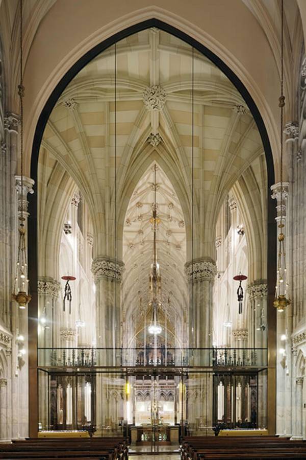 Façade specialist seele realized an All-glass façade to separate the Lady chapel of the St. Patrick's Cathedral from the rest.