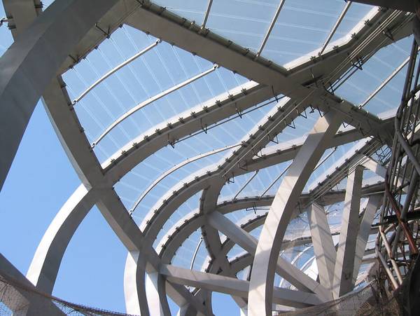 Jedes Membranfeld des Bird's Nest Olympiastadions ist mit Aluminiumklemmprofilen aus Stahl befestigt.