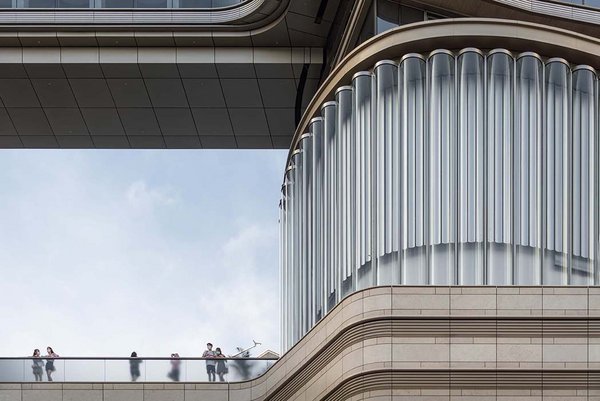 9m hohe Glasröhren für das K11 Musea in Hongkong