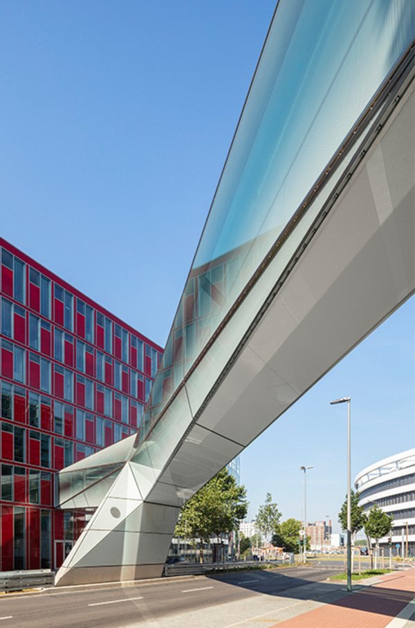 Die Capricorn Brücke ist eine Stahl-Glas-Brücke von seele. Sie verbindet zwei Gebäude in Düsseldorf.