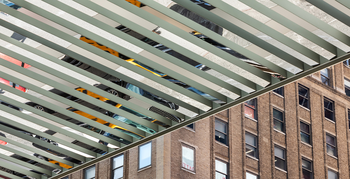 Als Verkleidung und optisches Highlight wurden an der Unterseite der Vordach-Konstruktion von 277 Park Avenue Edelstahlelemente angebracht.