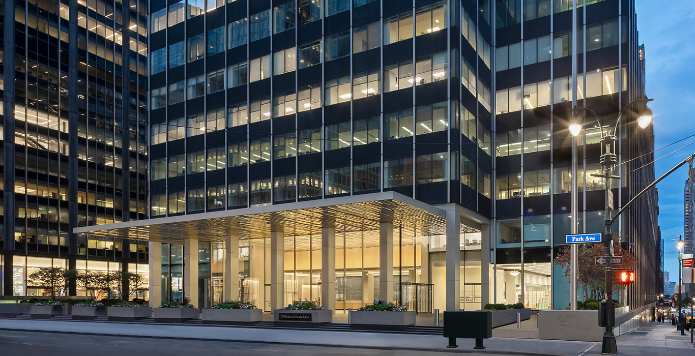 Die Eingangsfassade von 277 Park Avenue besteht aus 22 Glasscheiben in der Größe von 2m x 8m, in welche vier Karussell-Drehtüren sowie vier doppelflügelige Glastüren made by seele integriert sind.