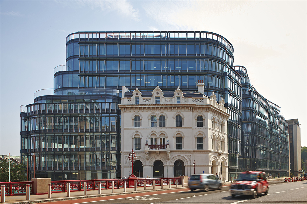 The new Building in 60 Holborn Viaduct, London, connects directly to a corner building in traditional stone architecture, what is a great contrast to the steel-and-glass façade.