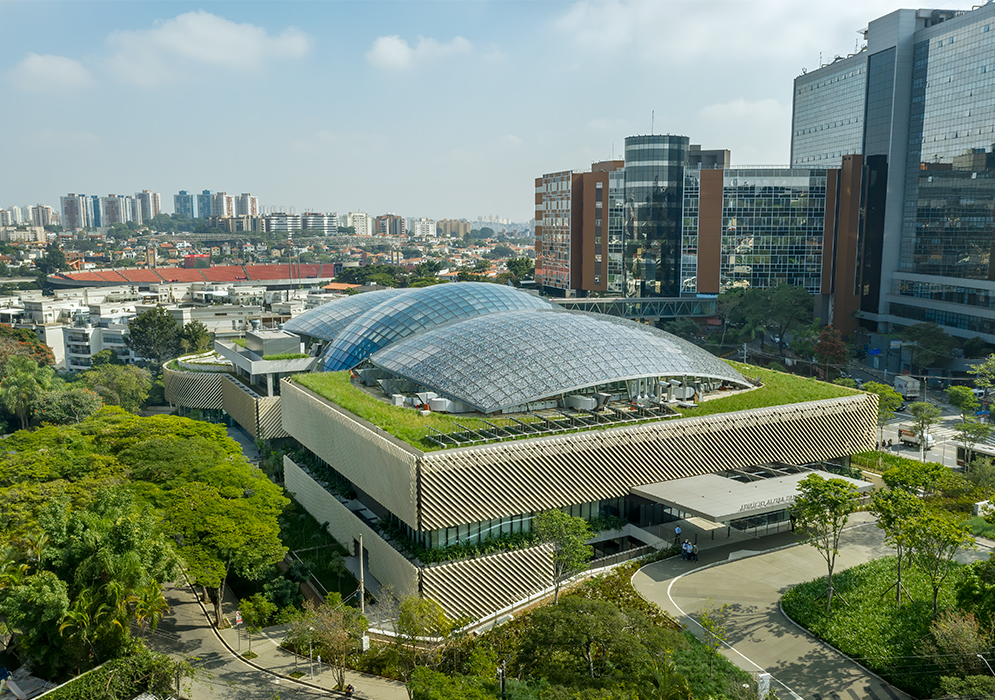 seele realisierte das 3.786qm große Oberlicht aus Stahl und Glas für das Albert Einstein learning and research center in São Paulo.