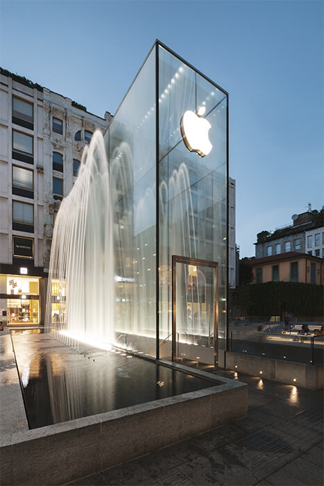 The cuboid for the Apple Store in Mailand consist of 4 facade glass panels on the long side.