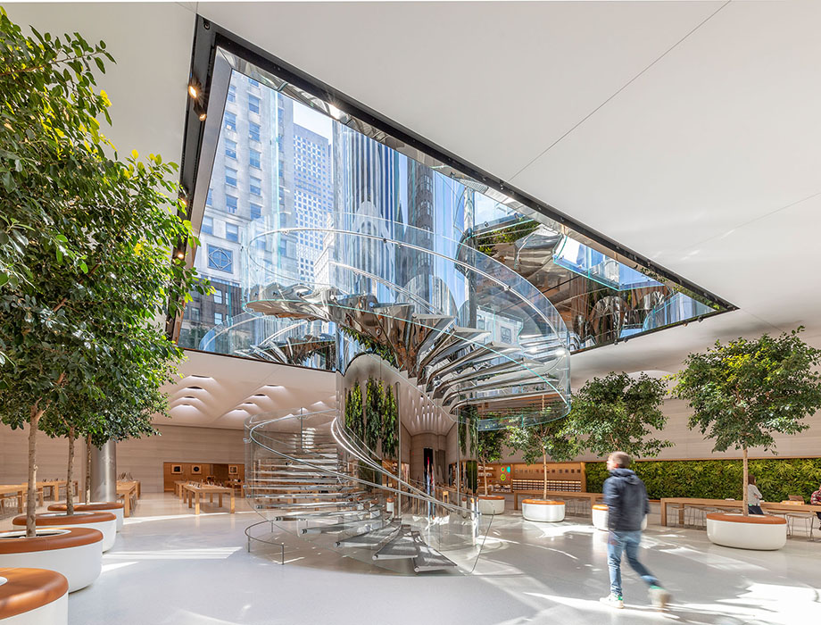 The Apple Retail Store on New York’s 5th Avenue was rebuilt for the third time by façade construction specialist seele.