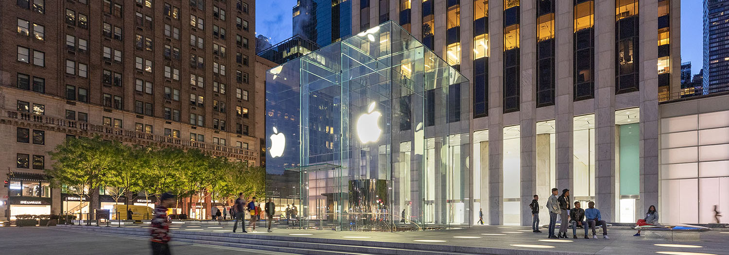 seele realisierte den Apple Cube für den Apple Retail Store auf der 5th Avenue, New York, USA, nach den Plänen von Foster + Partners sowie eine Edelstahl-Wendeltreppe.
