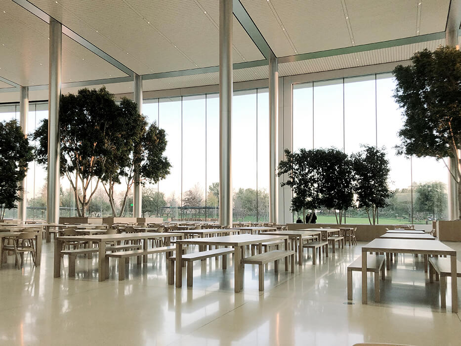 The restaurant with its huge, curved, sliding façade elements in steel and glass is the central meeting place at Apple Park, Cupertino, with seating for 4,000 employees.