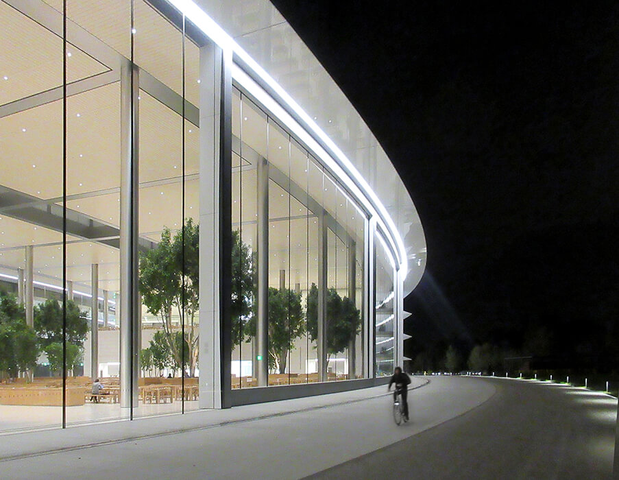 Die neue Firmenzentrale von Apple verfügt über zwei bewegliche Fassadenelemente, Cupertino, USA.