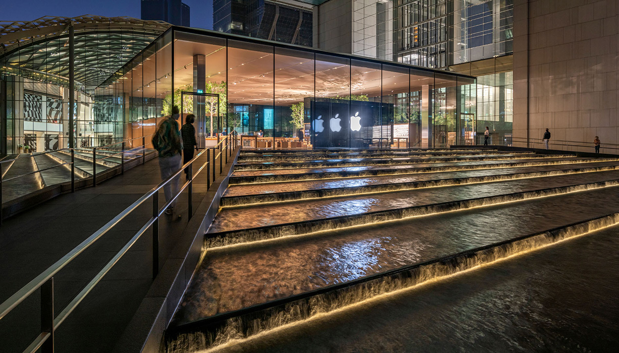 The new Apple Store Al Maryah Island, designed by Foster + Partners, is spectacularly staged.