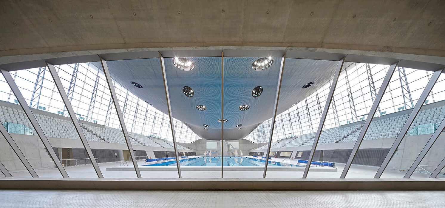 seele fertigte die äußeren und eine inneren Fassaden für das Aquatics Centre, wie auch die Lobby Verglasung und mehrere Schiebetore.
