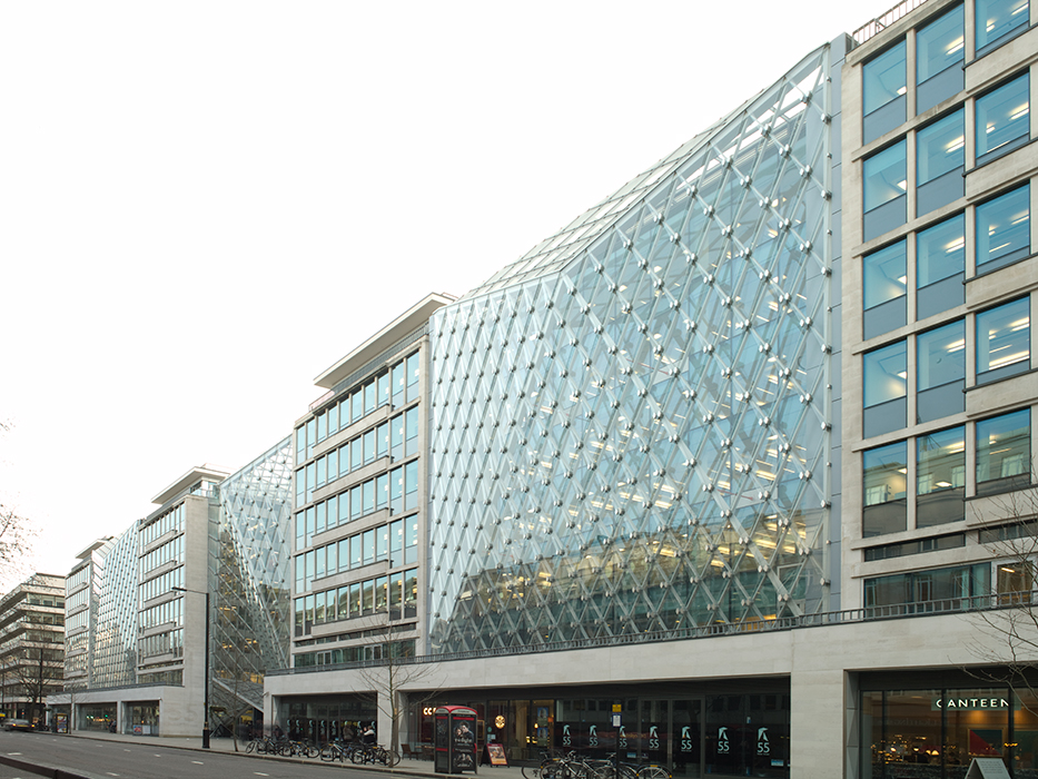 Die Verglasung vor den Gebäuden der 55 Baker Street in London wurde vorgefertigt angeliefert.