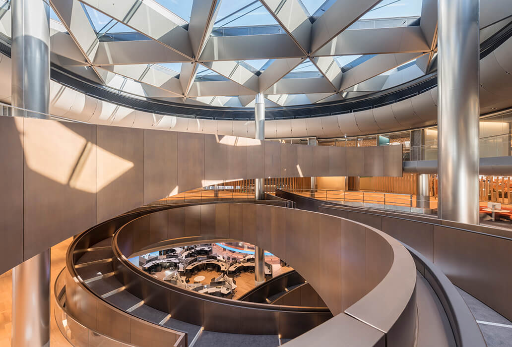 Dreieckige Isoliergläser bilden mit Glasträgern und applizierten Aluminium-Profilen die 335qm große Dachstruktur der Bloomberg zentrale in London, UK.