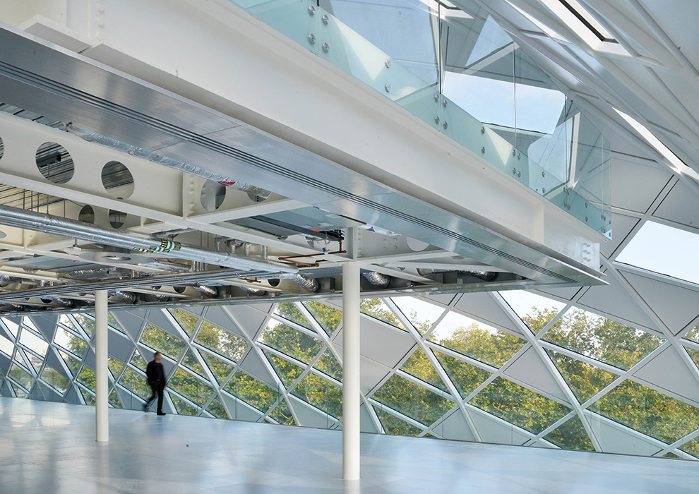 seele was responsible for the realisation of the three storey high dome-like glass roof with lattice structure of the Brook Green in London.