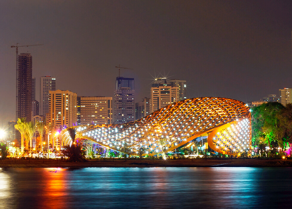 Die metallische Außenhülle des butterfly houses in Sharjah drückt die Vielfalt des Materials kreativ und ästhetisch aus.
