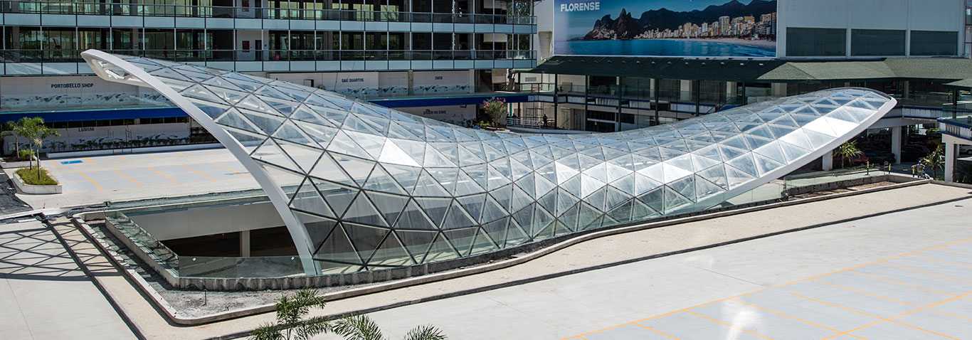 The expressive steel-glass roof to the atrium was implemented in the form of a gigantic wave „Carioca Wave” in Rio de Janeiro, Brazil, by façade construction specialist seele.