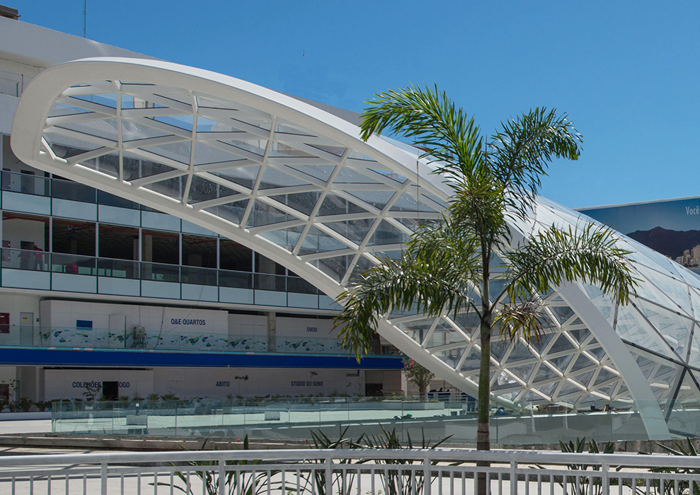 The carioca wave roof is made up of a total of 503 triangular panes in different sizes.