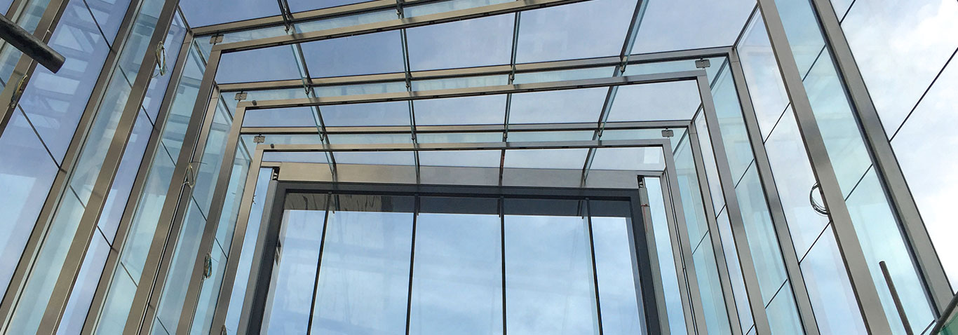 Tottenham Court Road Station – Eingang, London, UK: Die Stahl-Glaskonstruktion von seele ragt als futuristischer Glaskörper mit bis zu 14m langen Glasstützen in die Stadt.