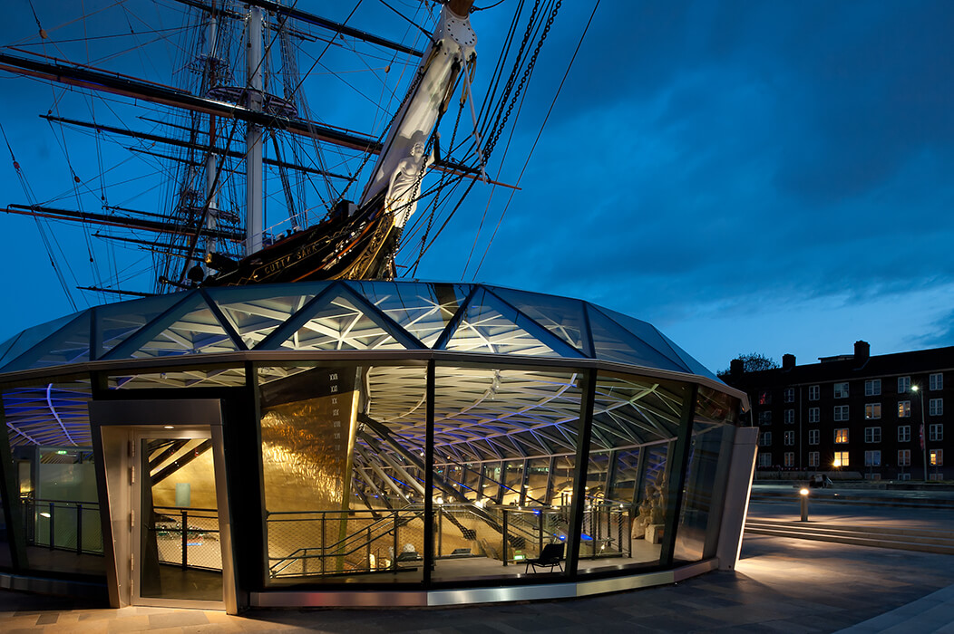 Die Cutty Sark wurde um 3m über die Straßenebene angehoben und fungiert heute als Museumsschiff mit speziellen Glaskonstruktionen, made by seele.