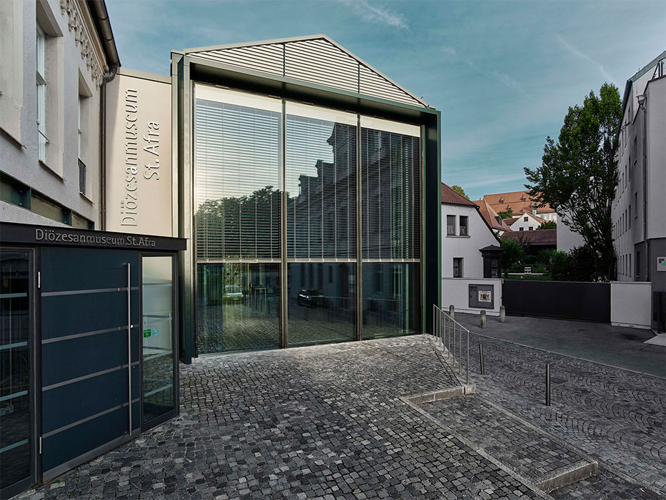 St. Afra Diocesan Museum, Augsburg: The ISOshade® façade with its 6.7m high elements was conceived as a structural glass façade with minimal joints.