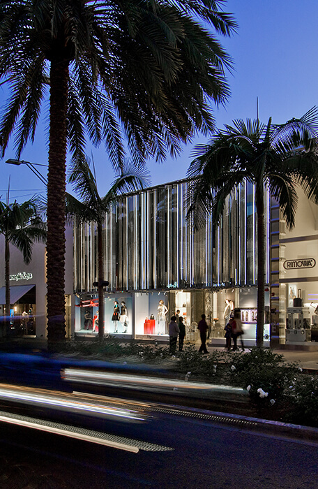 Die Fassade des Dior Flagship Stores in Beverly Hills, made by seele, erstreckt sich 5,5m hoch über die fast 30m breite Fassade des Geschäfts.