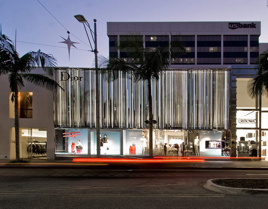 Die untere Fassade des Dior Flagship Stores in Beverly Hills fungiert als Schaufenster, während die obere Fassade das neue Erscheinungsbild von Christian Dior Couture aufnimmt.