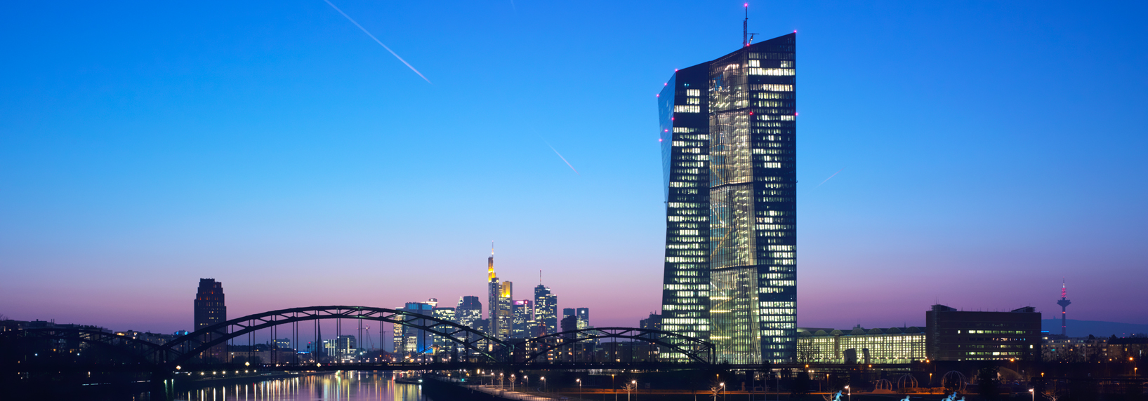 Fassadenbauer seele realisiert eine Schild-Hybrid-Fassade für die komplexe Gebäudeform der Europäischen Zentralbank in Frankfurt am Main, Deutschland.