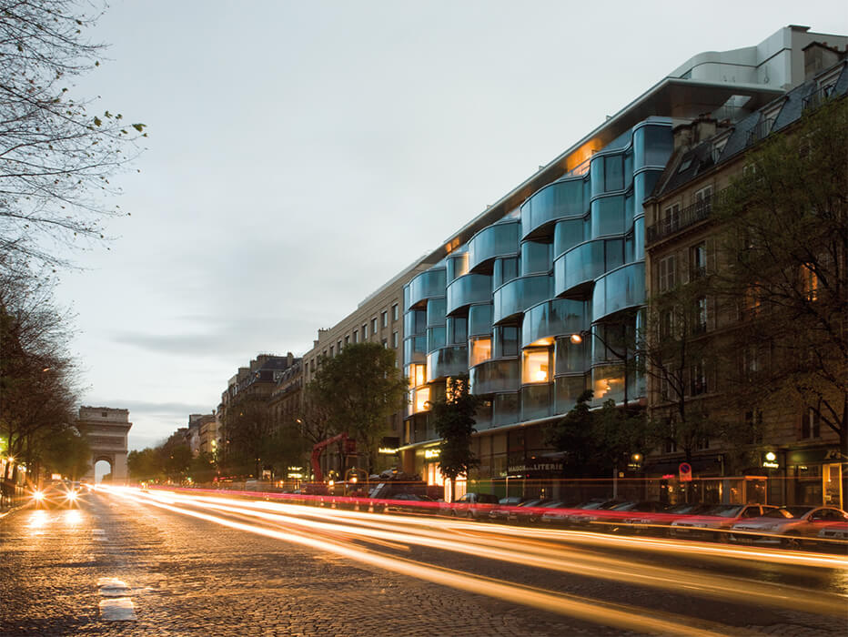 Die Hotelfassade des Wagram Hotels in Paris gliedert sich in drei unterschiedliche Glasfassaden von seele: Das Restaurant, die "Vitrine" und die wellenförmige Hauptfassade.