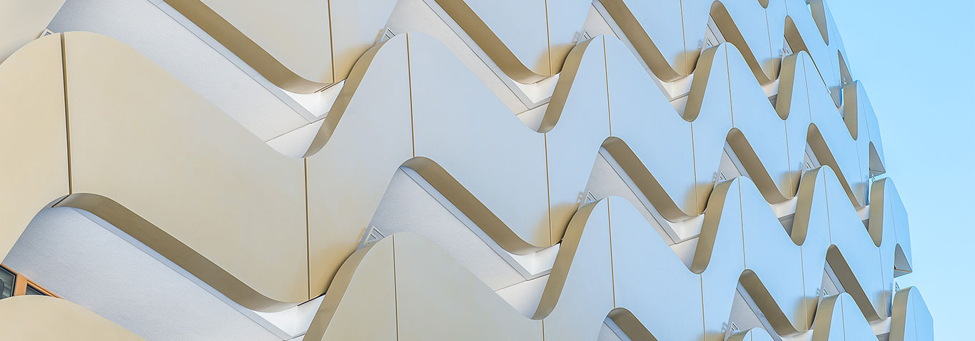 InterContinental Hotel, Davos, Schweiz: seele realisierte einen Fassadenbau-Meilenstein mit fließend wirkender Stahlfassade, prägnanter Rundung und Optik. 