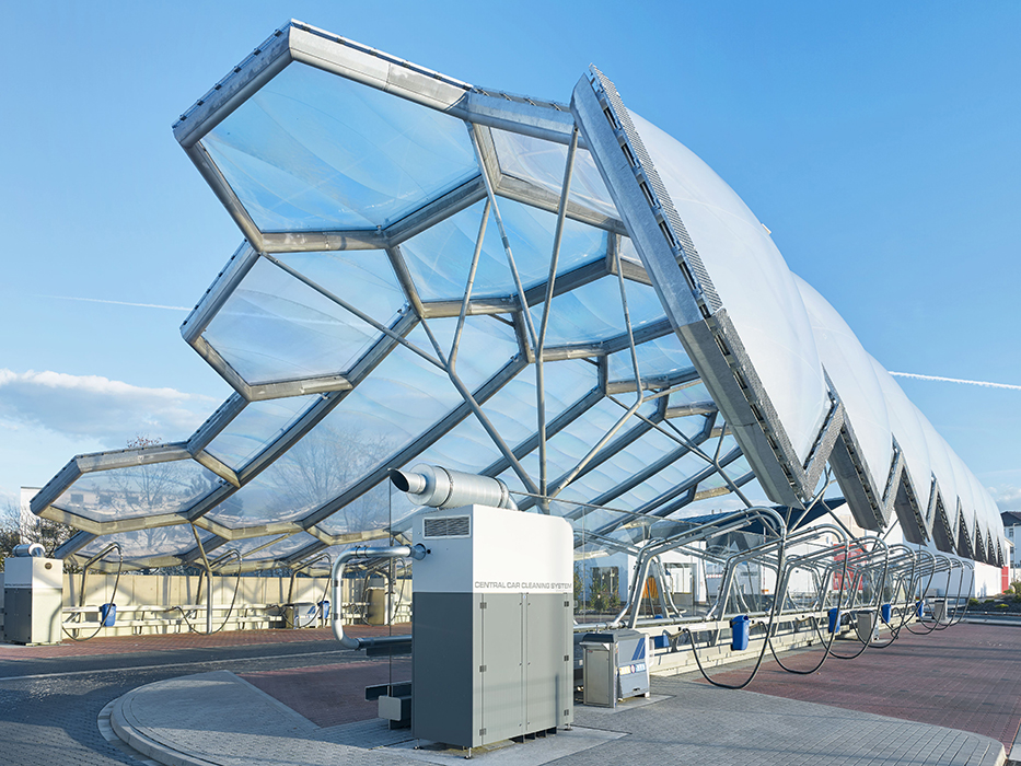 Die Geometrie der Dachkonstruktion besteht aus einer wabenartigen Stahlunterkonstruktion, die auf verzweigten Stützen mit Gitterstruktur ruht.