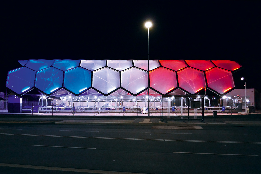 With a total of 710sqm of 2-layer ETFE film cushions seele provided weather protection for the car wash in Kehl.