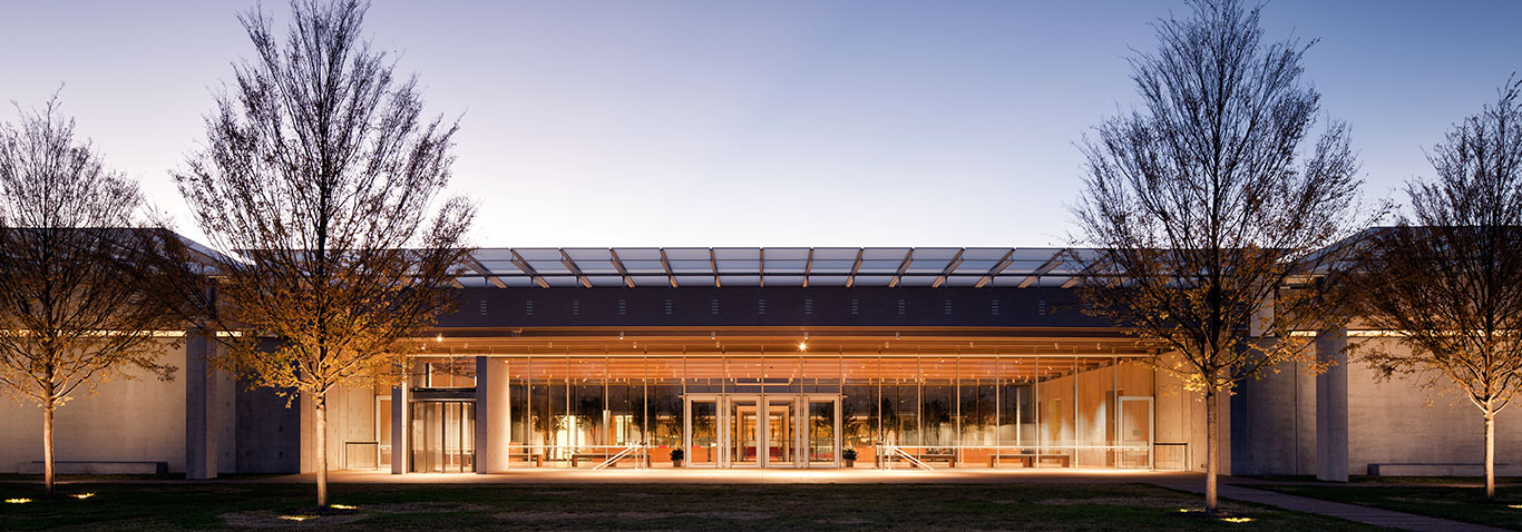 Kimbell Art Museum, Forth Worth, USA: Das innovative Dach aus siebbedruckten Isolierglasscheiben für museumsgerechten Wärme- und UV-Schutz wurde vom Fassadenbau-Spezialist seele realisiert.