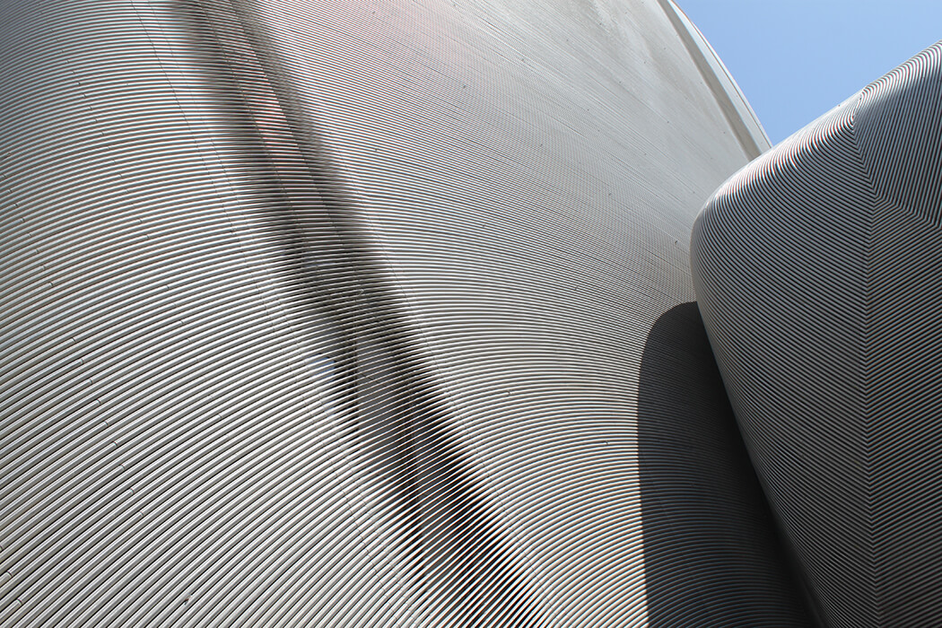 Als Unterkonstruktion für die Gebäudehülle des King Abdulaziz Center for World Culture in Dhahran diente ein polygonales Stahlnetz.