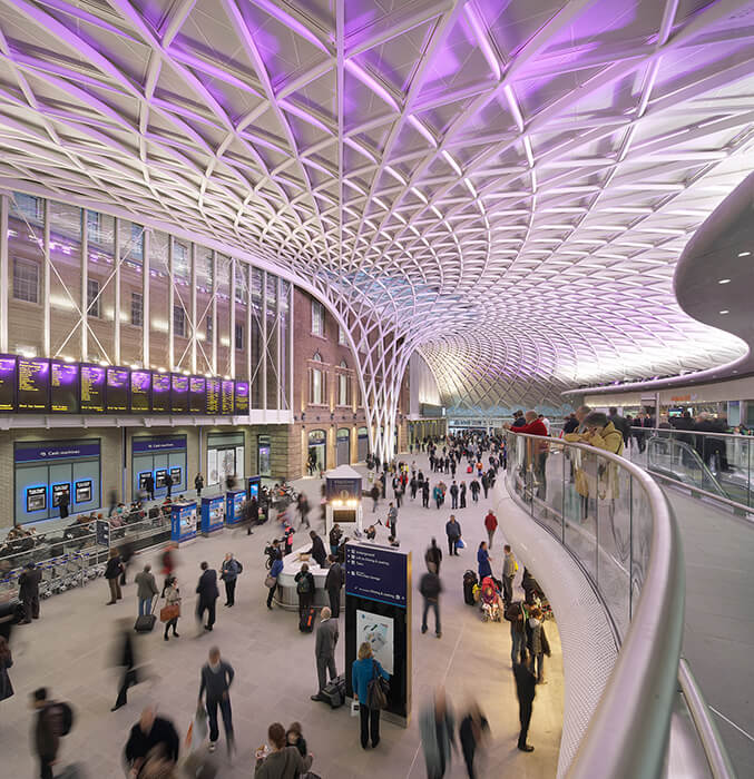 King's Cross ist einer der wichtigsten Bahnhöfe Londons und verfügt über ein freitragendes Schalentragwerk von Fassadenbauspezialist seele.