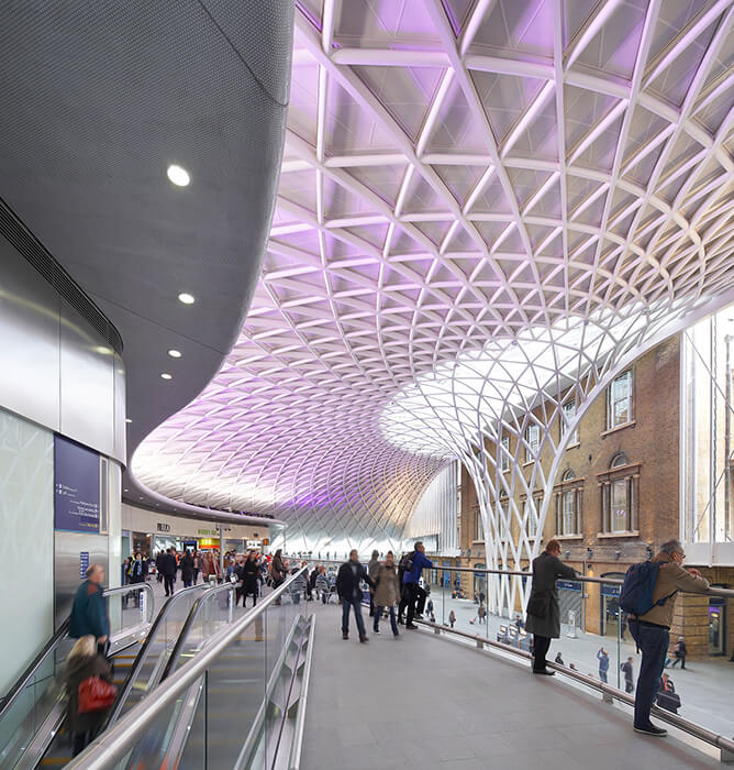 Die Radialträger bilden mit den Diagonalstreben ein flach gewölbtes Schalentragwerk für den King's Cross Bahnhof in London.