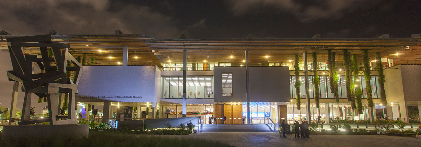 Die vom Fassadenbauer seele realisierte 1.100qm große Glasfassade für das Pérez Art Museum in Miami, USA, schafft großartige Lichtverhältnisse für Kunstwerke und weitläufige Blicke in den umliegenden Park.