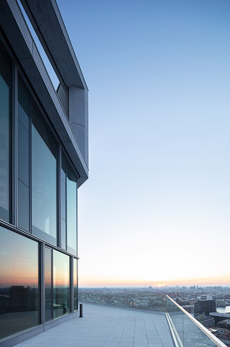 Die abwechselnde Anordnung der Stockwerke von STREAM bilden Terrassen, die mit Glasbalustraden von seele ausgestattet sind.