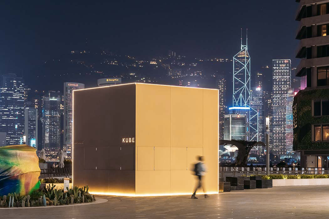 The kiosk has the shape of a cube measuring 5 x 5 x 5m made by seele