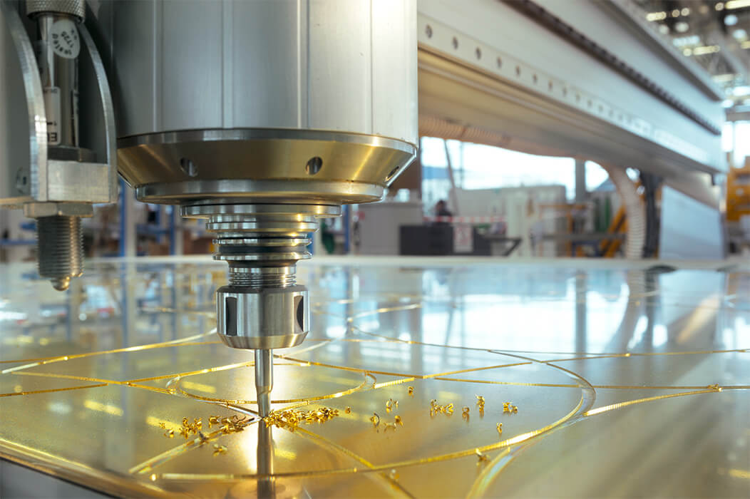 Durch die anspruchsvolle Form der Stahl-Glas-Konstruktion ist jede Messingplatte der TEC Bridge sowohl in der Geometrie als auch der Fräsung ein Unikat.