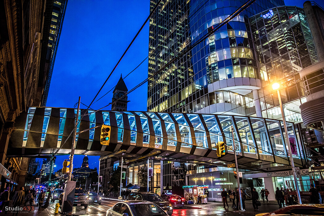 Even at night, the TEC Bridge is an eyecatcher in the city of Toronto, Kanada.