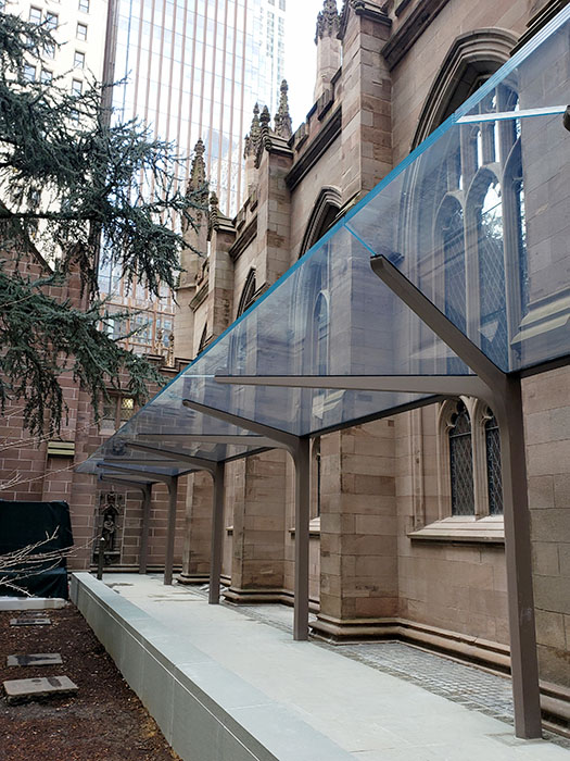 Die Glasüberdachung besteht aus Glaslaminaten, die auf sieben filigranen Stahlstützen gelagert werden.