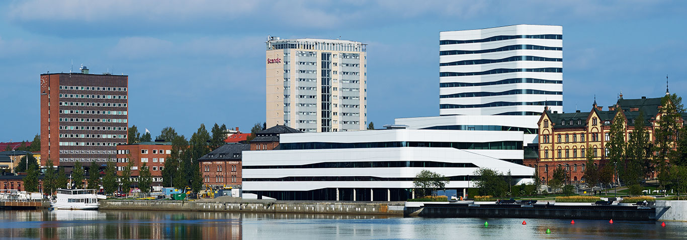 Väven Umeå, Schweden: Fassadenbauer seele realisierte eine organisch wirkende Elementfassade aus opaken Glaselementen. 