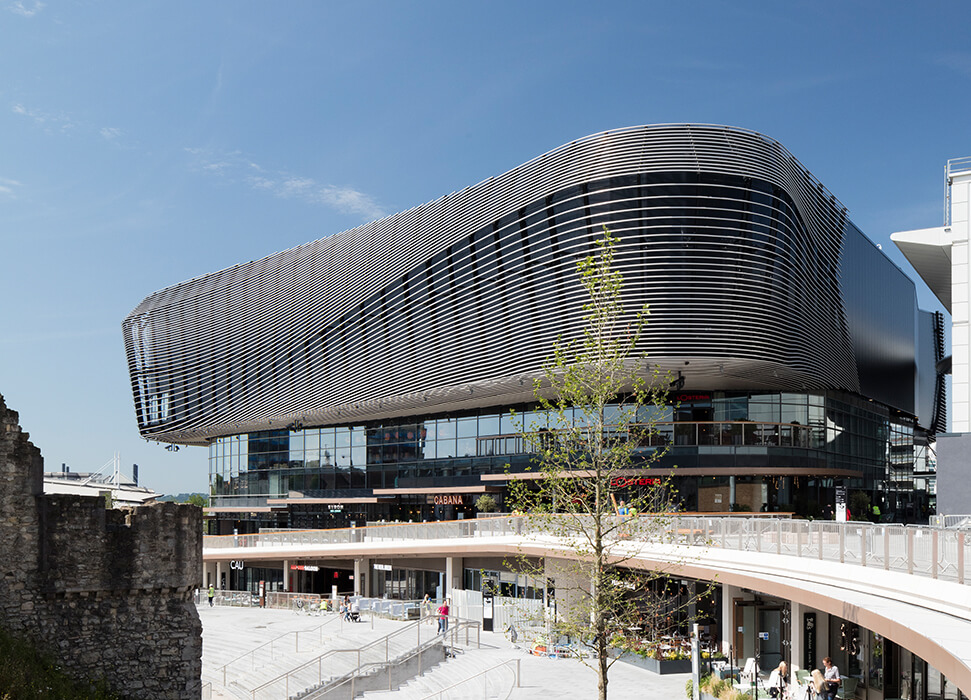 The façade of the Westquay watermark consists of bended stainless steel tubes.