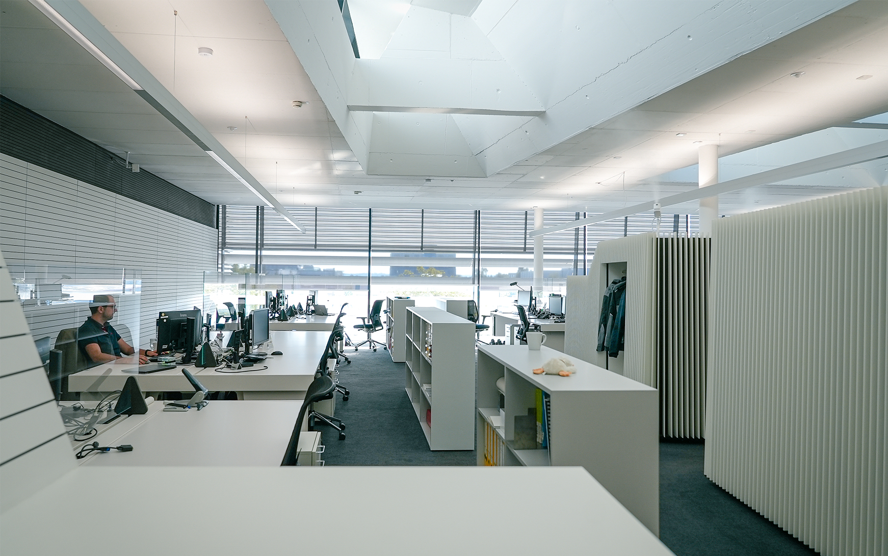 At façade specialist seele, focus lies on good equipment and a comfortable indoor climate for the office workplaces as well as on ergonomics and comfort in our production facilities.
