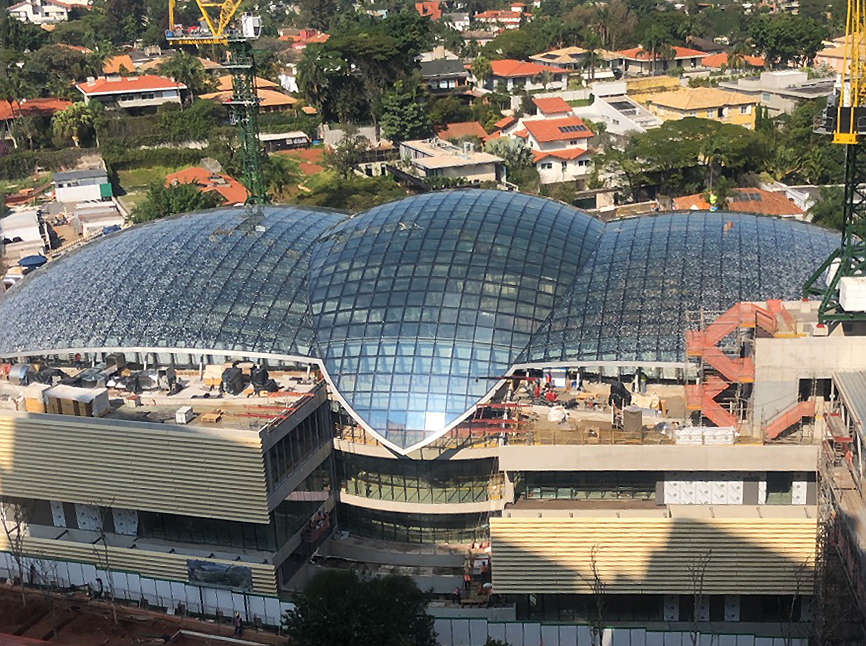 Fertigstellung der Stahl-Glas-Dachkonstruktion beim AELRC in São Paulo, Brasilien