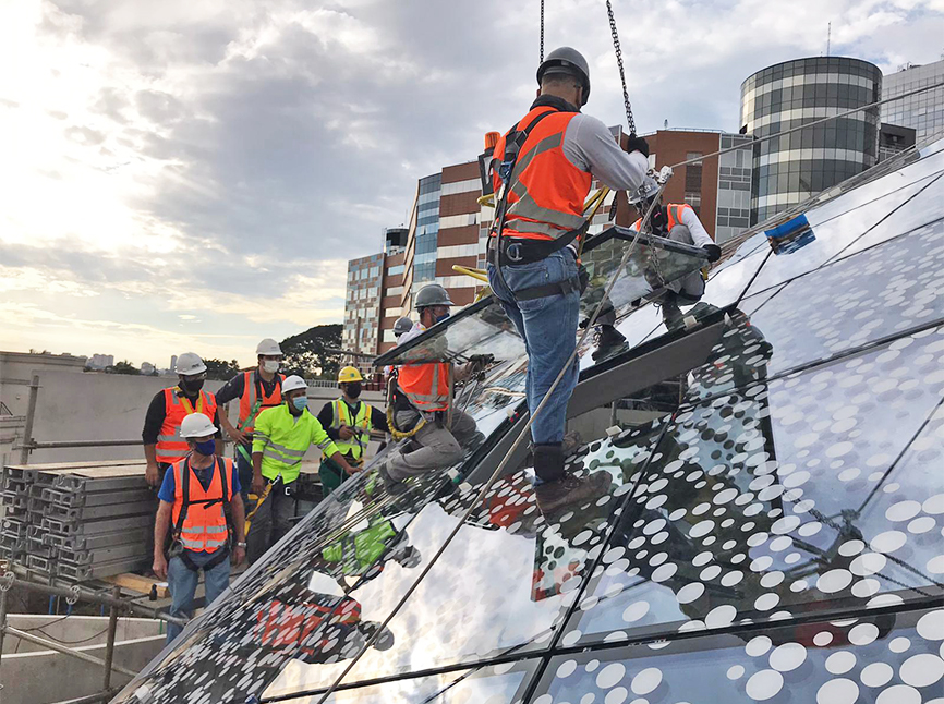 Installation of last glass panel at AELRC in São Paulo